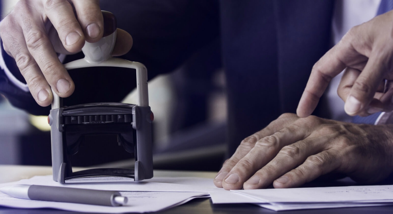 Handle Business Contract Signings With Mobile Notary Professionals for Efficient Transactions